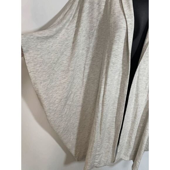 Cupcakes and Cashmere Women’s Open Front Batwing Shrug Sweater Gray Size Small - Picture 2 of 10